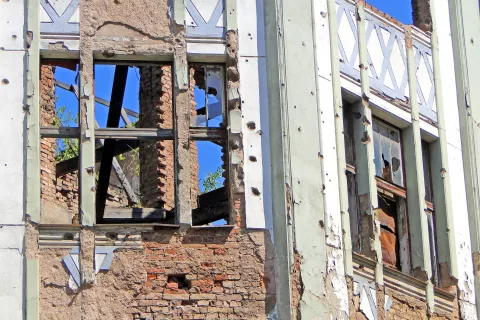 Tako se je &raquo;Juga&laquo; končala &ndash; v mnogih ru&scaron;evinah. Na sliki ena od poru&scaron;enih stavb v obleganem Sarajevu, ki je veljalo za najbolj jugoslovansko mesto. / Foto: Wikipedija