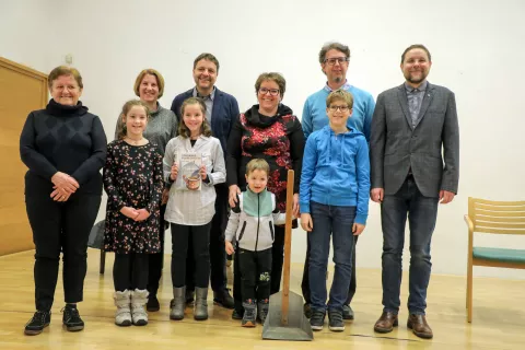 France Štukl poslednji pozdrav Škofji loki predstavitev knjige Strganke in postrganke žena Tinka sin Metod in Jože hči Marta z družino in partnerjem / Foto: Tina Dokl