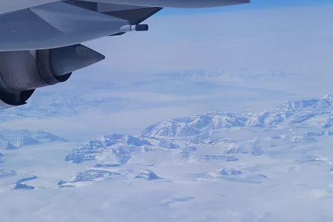 Pogled na ledeno grenlandsko pokrajine skozi okno medcelinskega letala. / Foto: Dragica Kurillo