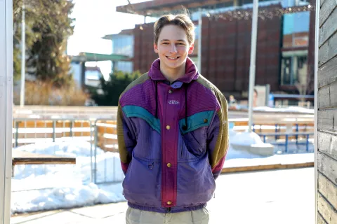 Nace Flajnik, Zgornja Besnica:&nbsp;Da so počitnice tako zgodaj, me ne moti. Mislim, da nas bo bolj motilo potem, ko bo pouk trajal strnjeno dlje časa, brez pavze. Januarja je bilo v &scaron;oli bolj spro&scaron;čeno, ampak po počitnicah se bo pa začelo: trije testi na teden, tako da bo kar pestro. Sicer se mi na splo&scaron;no zdi, da smo se vrnili v tisti čas, ko &scaron;e ni bilo korone, smo bolj spro&scaron;čeni, se pa &scaron;e vedno čutijo posledice v družbi nasploh. Večkrat gremo na zrak, da smo v kondiciji in skrbimo za svoje telo. / Foto: Tina Dokl