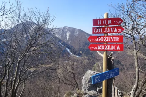 Razgled z vrha, kjer so tudi številni smerokazi do okoliških vrhov. / Foto: Jelena Justin