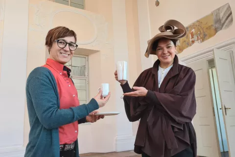 Direktorica javnega zavoda Turizem in kultura Radovljica Kaja Beton in Natalija Černe iz TIC Radovljica sta prestavili novi produkt, čokoladno obarvano doživetje starega mestnega jedra Radovljice.