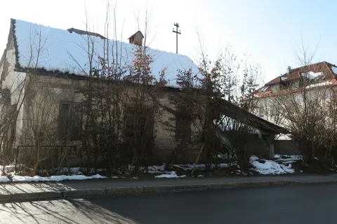 Hi&scaron;a ob zdravstvenem domu v &Scaron;kofji Loki že več let sameva in propada. / Foto: Vilma Stanovnik