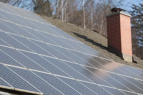 hiša sončna elektrarna streha pridobivanje elektrike od sonca / Foto: Gorazd Kavčič