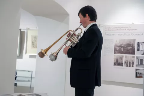 razstava likovna dela GPN posvetilo Beba Jenčič 70 let gorenjski muzej Kranj na fotografiji Franc Kosem trobenta / Foto: Tina Dokl