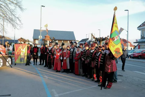 Godlarjem so se ob prevzemu oblasti pridružili tudi člani prijateljskega dru&scaron;tva Pustna sekcija Striček z Vira. / Foto: Tina Dokl