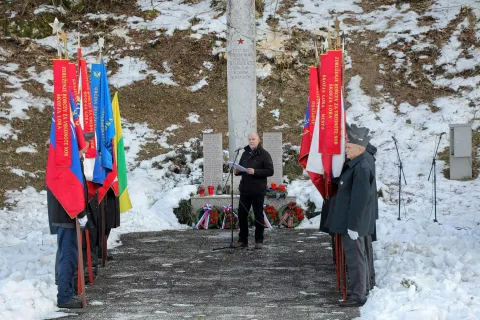 Na spominski slovesnosti za Kamnitnikom je zbrane nagovoril Branko Celar. / Foto: Tina Dokl