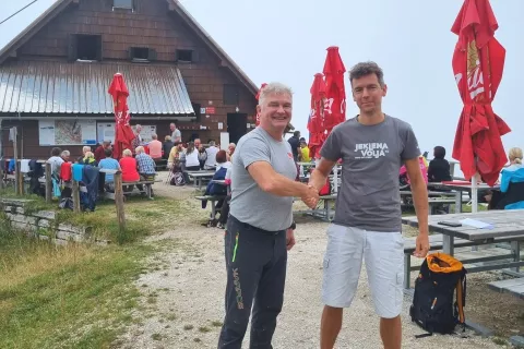 Predsednik Planinskega dru&scaron;tva Jesenice Egon Kepic in predstavnik podjetja SIJ Acroni Branko Polanec pri Koči na Golici. / Foto: Arhiv Pd Jesenice