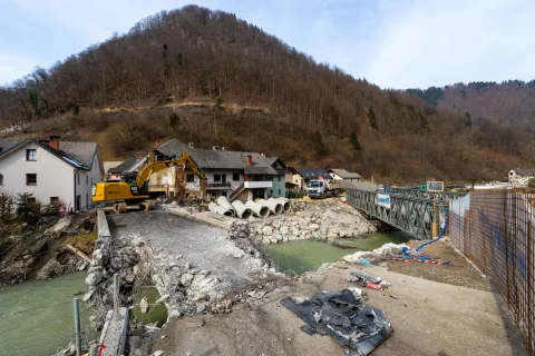rušenje most Ovčja vas Železniki / Foto: Simon Benedičič