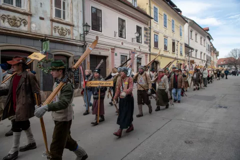 Smučarji po starem so se najprej predstavili v paradi po sredi&scaron;ču &Scaron;kofje Loke. / Foto: Primož Pičulin