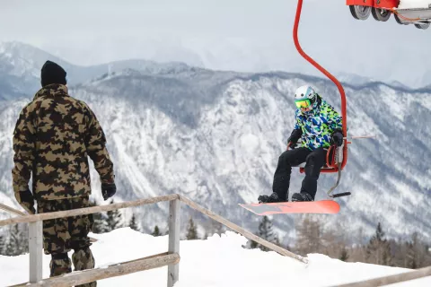 Med zimskimi &scaron;olskimi počitnicami so 75 mladim iz jeseni&scaron;ke občine v sodelovanju z Zavodom za &scaron;port Jesenice omogočili brezplačno smučanje. / Foto: Nik Bertoncelj