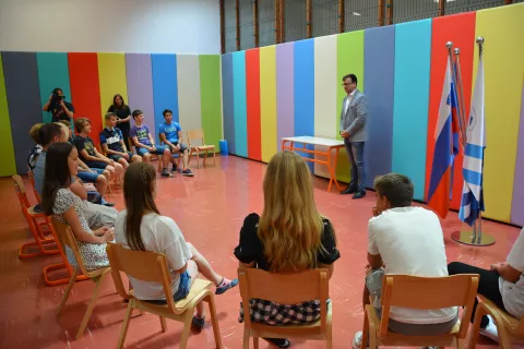 Župan Nejc Smole med obiskom najuspe&scaron;nej&scaron;ih deveto&scaron;olcev na Osnovni &scaron;oli Pirniče / Foto: arhiv Občine Medvode