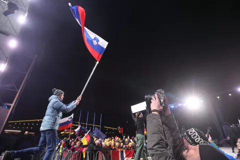 Mimohod nosilcev zastav vseh 66 sodelujočih reprezentanc je zaključil Peter Prevc, ki je ponosno dvignil slovensko trobojnico. / Foto: Gorazd Kavčič