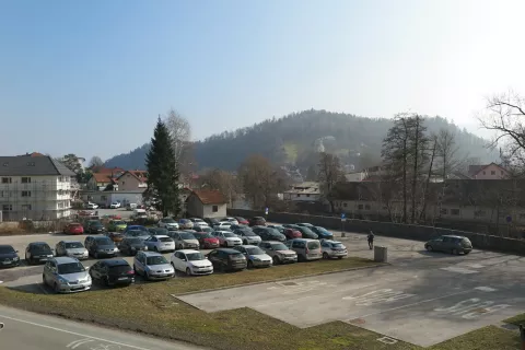 Parkiranje v Škofji Loki / Foto: Vilma Stanovnik