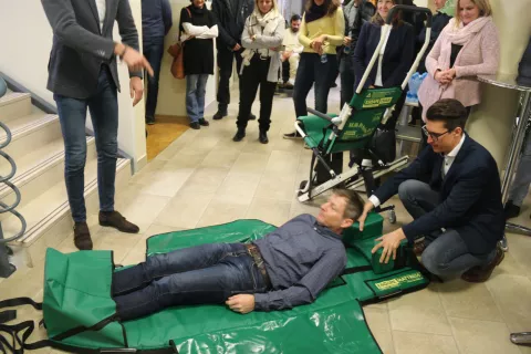 Praktični prikaz evakuacije osebe po stopnicah z uporabo evakuacijskih pripomočkov / Foto: arhiv Zavoda Brez ovir