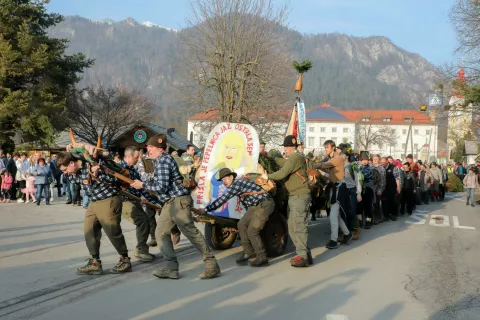 Najdebelej&scaron;o in najvi&scaron;jo smreko je bilo treba privleči vse od gradu Kamen do sredi&scaron;ča Begunj. / Foto: Tina Dokl