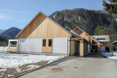 Vrtec se čudovito umešča v vas pod Triglavom. / Foto: Tina Dokl