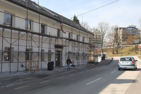 Trenutno je stavba nekdanjega Tehnika obdana z gradbenimi odri. / Foto: Gorazd Kavčič