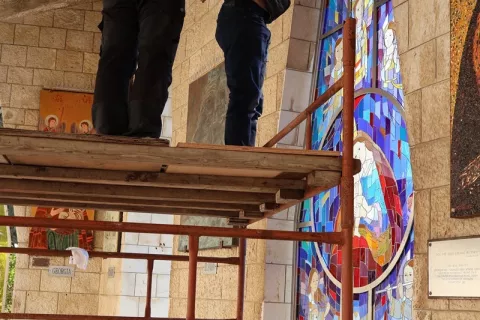 Name&scaron;čanje vitraža v zunanjem oknu obzidja okrog bazilike v Nazaretu / Foto: Romarski urad Brezje
