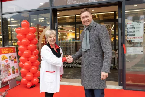 Poslovodkinja trgovine Spar na Jesenicah Suzana Pre&scaron;eren in direktor prodaje v Sparu Matevž Vrunč ob odprtju prenovljenih prodajnih prostorov / Foto: Spar