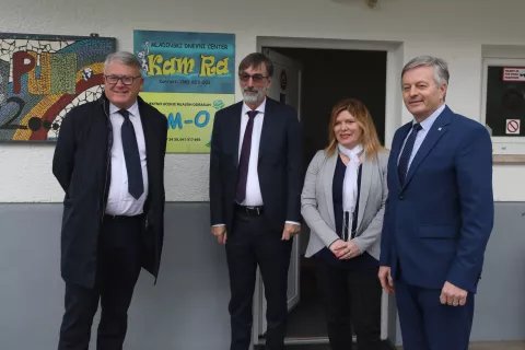 Evropski komisar Nicolas Schmit, &scaron;olski minister Darjo Felda, direktorica Ljudske univerze Radovljica Mateja Rozman Amon in radovlji&scaron;ki župan Ciril Globočnik pred prostori radovlji&scaron;kega programa PUM-O / Foto: Gorazd Kavčič