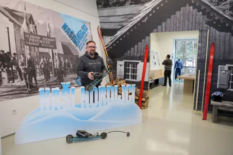 Matjaž Podlipnik s prvo rolko za trening poleti v Jugoslaviji. Rolka iz začetka 60. let je last Lidije Pšenica. / Foto: Tina Dokl