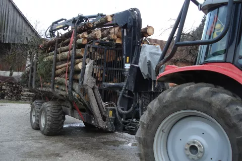 Nadzor ni odkril nepravilnosti: kmetje uporabljajo davčno označeno gorivo za kmetijski in gozdarski namen. / Foto: Cveto Zaplotnik
