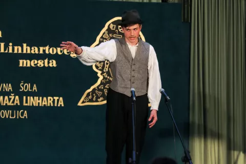 Žan Torkar je z izvrstno interpretacijo Mlakarjeve pesmi Cikorija an kafe zmagal v svoji kategoriji. / Foto: Tina Dokl