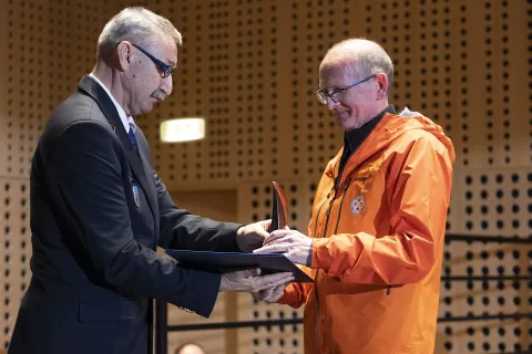 Direktor Uprave RS za zaščito in reševanje Srečko Šestan podeljuje kipec Civilne zaščite gorskemu reševalcu in prvemu posredovalcu Tončku Smoleju. / Foto: Urszr, Bruno Toič