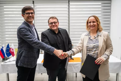 Podpisniki pisma o nameri (z leve): župan Matjaž Rakovec, minister Simon Maljevac in direktorica Doma upokojencev Kranj Nadja Gantar / Foto: Primož Pičulin