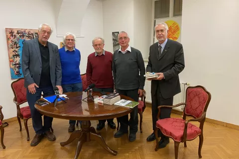 V Galeriji Družina so o znamenitih Rožanih in delu Slovenskega inštituta na Dunaju pripovedovali (od leve) Herbert Seher, dr. Avguštin Malle, profesor Štefan Pinter, Vinko Rajšp in predsednik Kluba koroških Slovencev v Ljubljani Janez Stergar. / Foto: Kks Ljubljana