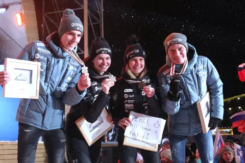 Timi Zajc, Nika Križnar, Ema Klinec in Anže Lanišek so se veselili odličja na domačem svetovnem prvenstvu, hkrati pa so bili z mislimi pri Petru Prevcu. / Foto: Gorazd Kavčič