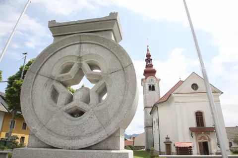 V sklopu jubilejnega leta so si v župniji zastavili tudi projekt celostne prenove župnijske cerkve sv. Jurija. / Foto: Gorazd Kavčič