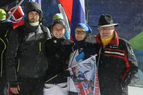 Ema Klinec s star&scaron;i in bratom, ki so jo pri&scaron;li spodbujat tudi na sredino tekmo na veliki skakalnici. Nasploh je imela veliko navijačev. / Foto: Gorazd Kavčič