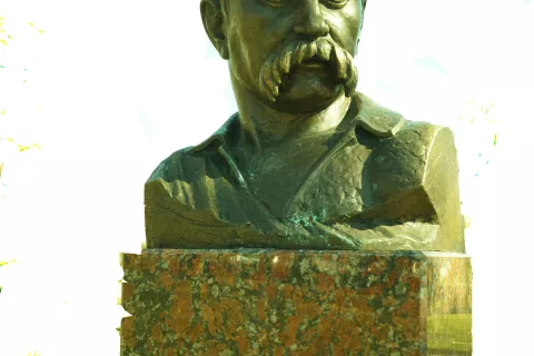 Največji ukrajinski pesnik Taras Ševčenko (1814-1861). Doprsni kip v kranjskem parku La Ciotat. / Foto: Jurij Kurillo