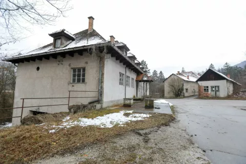 Na zemlji&scaron;ču je nekaj propadajočih stavb, ki so bile v upravljanju Klinike Golnik in so bile v načrtu odprodaje. Te bodo poru&scaron;ili. / Foto: Tina Dokl