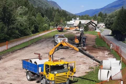 V Mojstrani gradijo parkiri&scaron;če