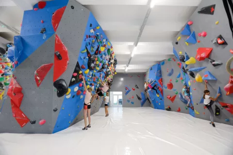 Nov plezalni center je na območju nekdanje vojašnice. Plezalne površine skupaj merijo okrog 400 m2. / Foto: Tina Dokl