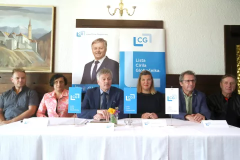 Župan Radovljice Ciril Globočnik (v sredini) s kandidati Liste Cirila Globočnika za mesta v občinskem svetu na prihajajočih lokalnih volitvah; od leve proti desni sedijo: Danijel Kašca, Monika Ažman, Neža Mezeg, Miran Rems in Izidor Arih. / Foto: Gorazd Kavčič / Foto: 
