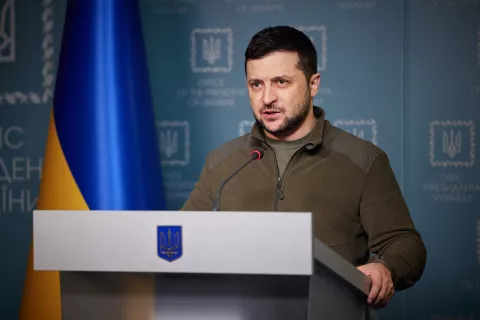 Ukrajinski predsednik Volodimir Zelenski se od začetka ruskega napada na Ukrajino v javnosti ves čas pojavlja v vojaških oblačilih. / Foto: Wikipedija