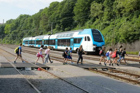 izjava za javnost drugi tir železni&scaron;ka proga LJ KR na območju naselja Orehek MzI Alenka Bratu&scaron;ek Bojan Tičar dir direkcija RS za infrastrukturo mag Dejan Jurkovič vodja sektorja za investicije v železnice na železni&scaron;ki progi Kranj železni&scaron;ka proga tovorni promet potni&scaron;ki promet / Foto: Tina Dokl