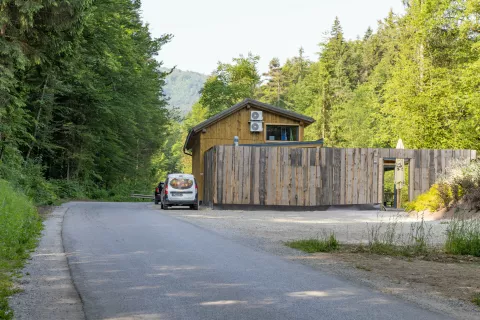 Ranč Maček ob cesti med Presko in Studenčicami v občini Medvode je črna gradnja. / Foto: Peter Ko&scaron;enina