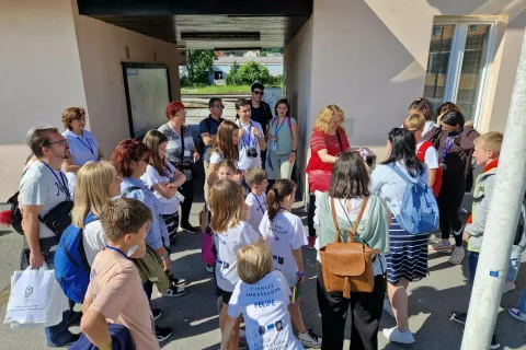 Otroci v &Scaron;paniji berejo slovenske knjige