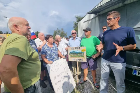 protestni shod krajani Rupa tabla župan Matjaž Rakovec / Foto: Simon &Scaron;ubic