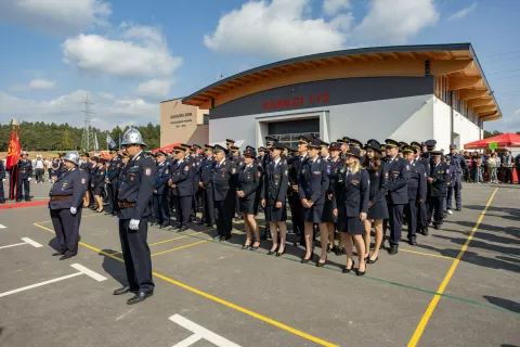Na slovesnosti ob odprtju novega gasilskega doma v Zgornjih Pirničah so se zbrali &scaron;tevilni gasilci. / Foto: Peter Ko&scaron;enina