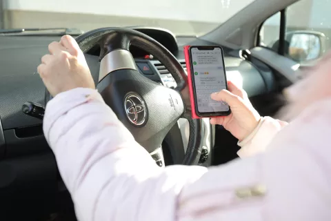 varnost v prometu mobitel med vožnjo / Foto: Tina Dokl