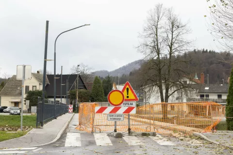 &Scaron;e brez re&scaron;itve za po&scaron;kodovani most