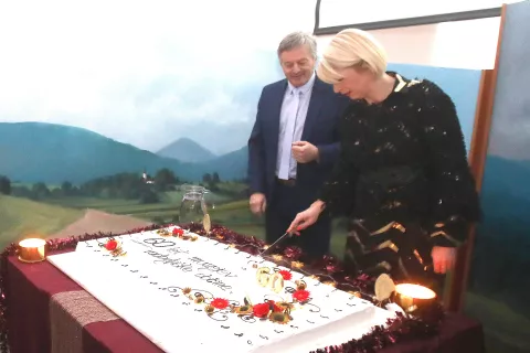 V torek, 12. decembra, na dan, ko so bili pred šestimi desetletji Muzeji radovljiške občine tudi formalno ustanovljeni, sta župan Radovljice Ciril Globočnik in direktorica MRO Petra Bole na priložnostni slovesnosti zarezala v praznično torto. / Foto: Gorazd Kavčič / Foto: 