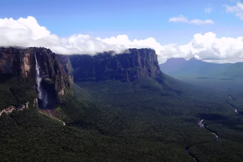 Angelov slap (Salto Angel) v Venezueli, ki pada skoraj tisoč metrov globoko, je najvišji slap na planetu. / Foto: Wikipedija