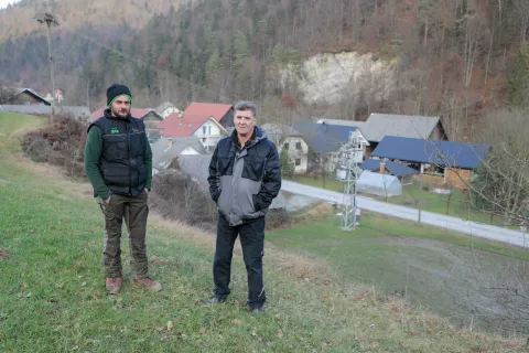 Gorenja Dobrava 31 in 32 občina Gorenja vas Poljane na fotografiji z leve Ivan &Scaron;ubic in Andrej Zgonec / Foto: Tina Dokl